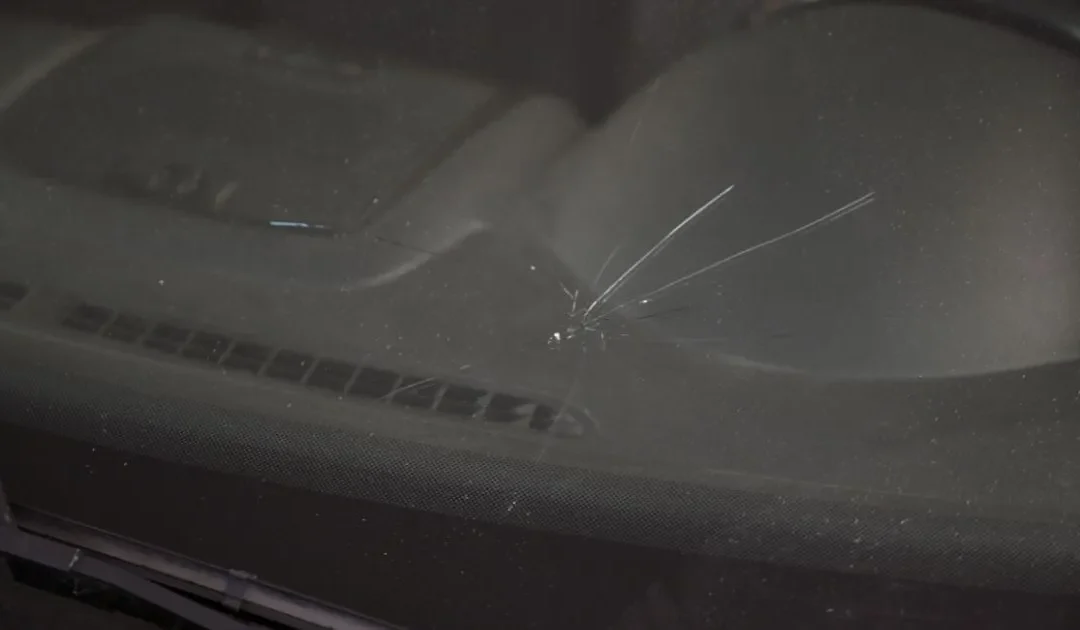 Smidig bilglasservice: laga stenskott direkt hos ert företag