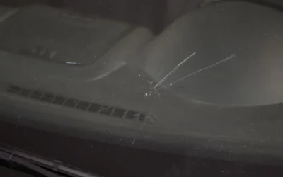 Smidig bilglasservice: laga stenskott direkt hos ert företag